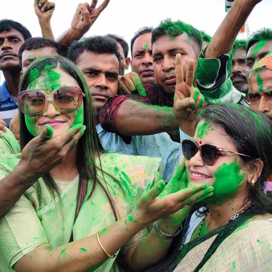 উল্লাস তৃণমূলকর্মীদের। সোমবার নদিয়ার কালীগঞ্জে।