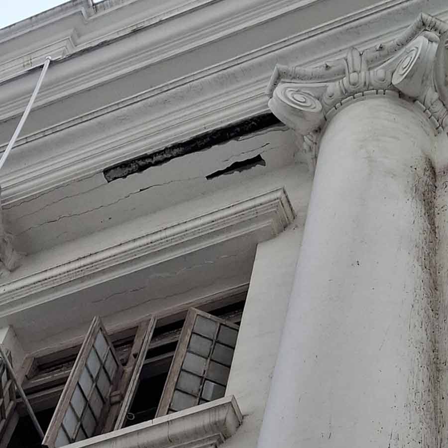 a portion of outside plaster of a building in Calcutta University falls dgtl