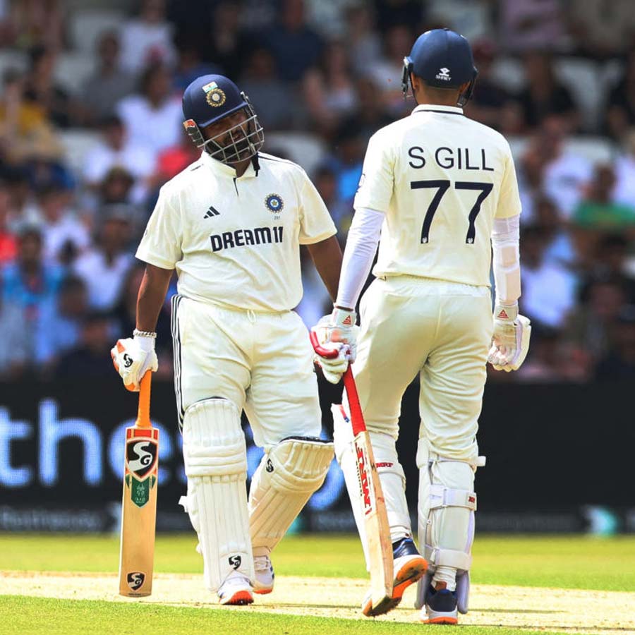 Statistical comparison between Mahendra Singh Dhoni and Rishabh Pant