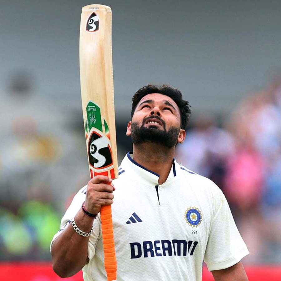 Statistical comparison between Mahendra Singh Dhoni and Rishabh Pant