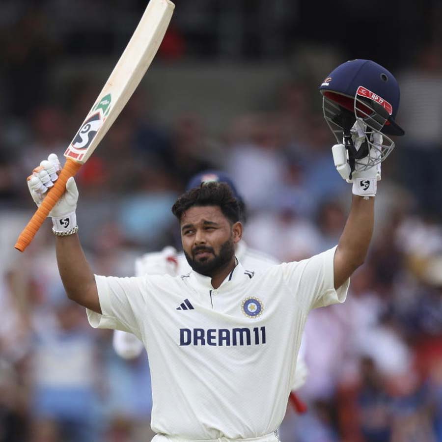 Statistical comparison between Mahendra Singh Dhoni and Rishabh Pant