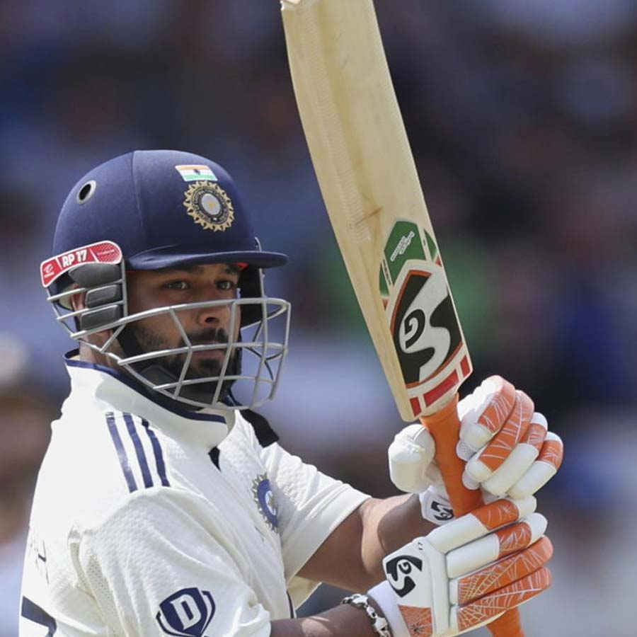 Statistical comparison between Mahendra Singh Dhoni and Rishabh Pant