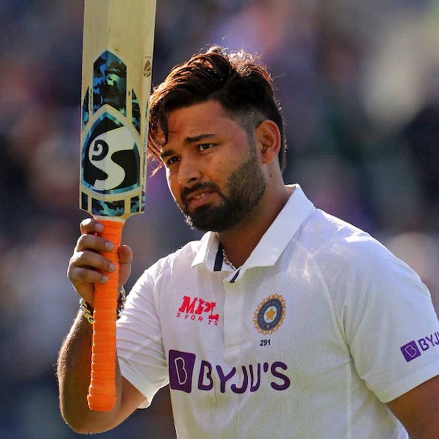 Statistical comparison between Mahendra Singh Dhoni and Rishabh Pant