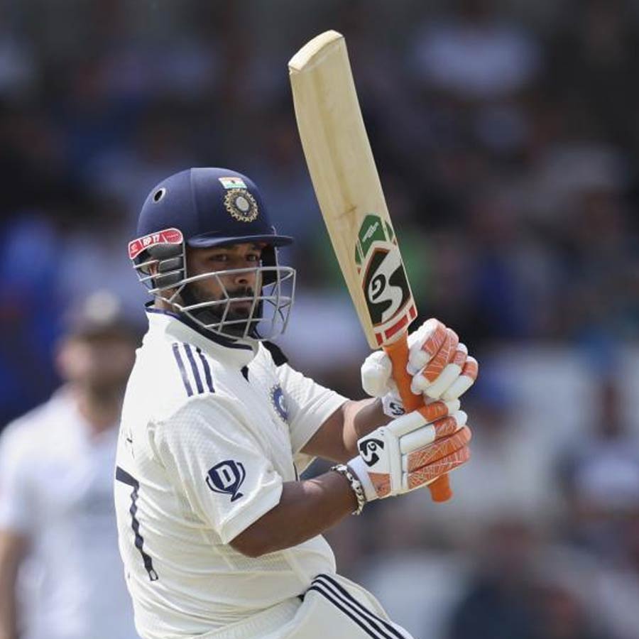 Statistical comparison between Mahendra Singh Dhoni and Rishabh Pant