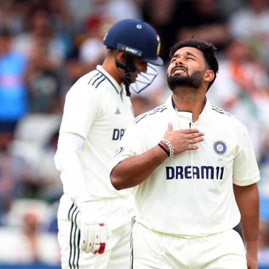 Statistical comparison between Mahendra Singh Dhoni and Rishabh Pant