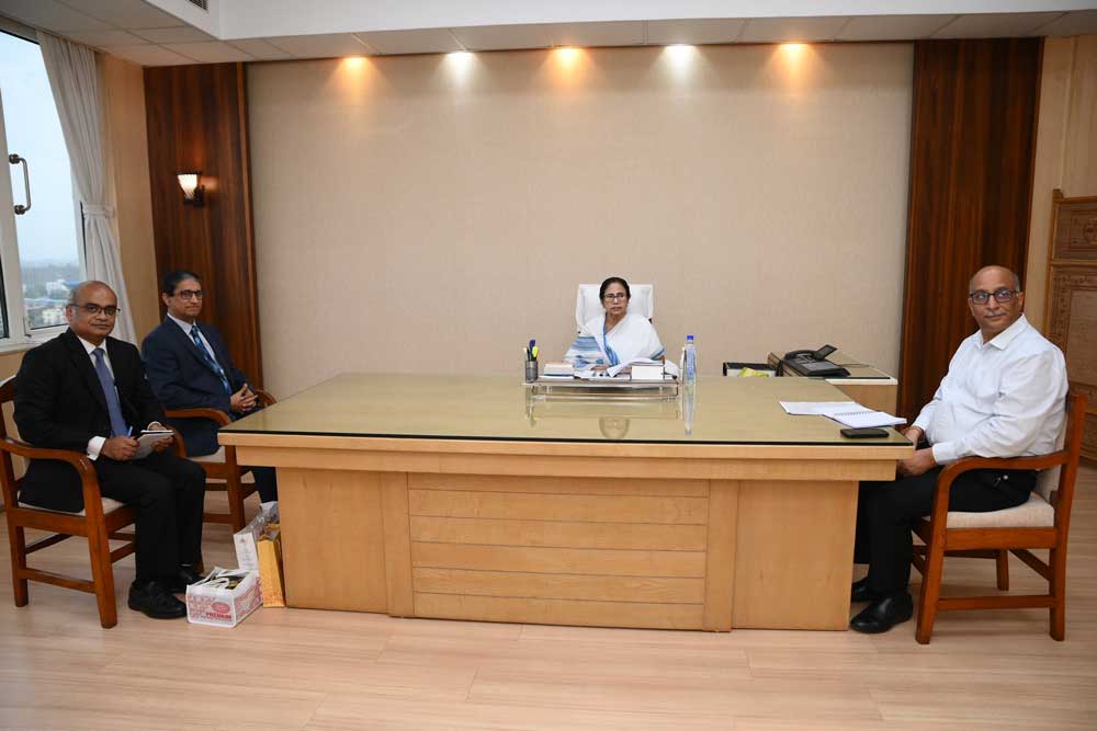 সোমবার বিকেলে নবান্নে মুখ্যমন্ত্রী মমতা বন্দ্যোপাধ্যায়ের সঙ্গে দেখা করলেন বাংলাদেশি কূটনীতিকেরা। রয়েছেন রাজ্যের মুখ্যসচিব মনোজ পন্থও।