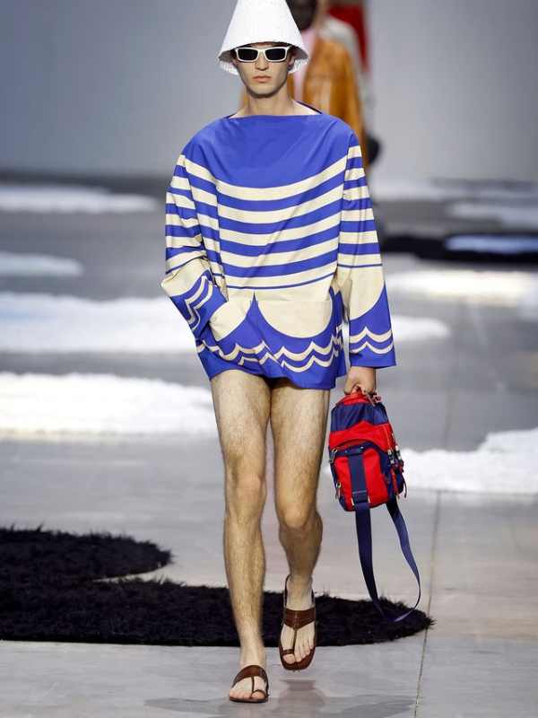 প্রাদা-র সৈকত পোশাকের সঙ্গে কোলাপুরি চপ্পলের মিলমিশ কাঁটার মতো বিঁধেছে ভারতীয়দের।