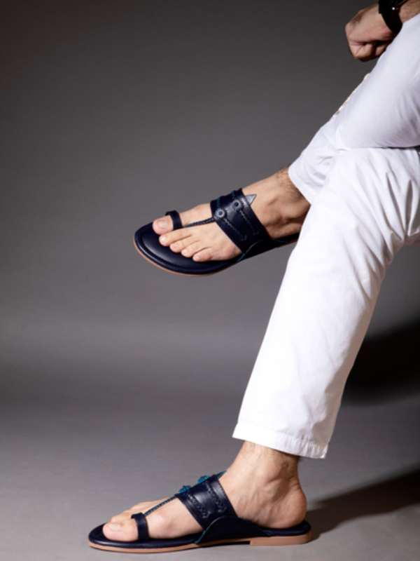  আজও এ দেশে কোলাপুরি চপ্পল পরলে তার সঙ্গে ধুতি কিংবা পাজামা-পাঞ্জাবি পরতেই পছন্দ করেন অধিকাংশ মানুষ।