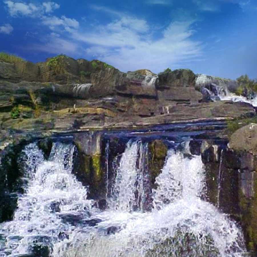 ধানবাদেই রয়েছে বথিন্ডা ঝর্না। বর্ষায় একবার ঘুরে আসতে পারেন সেখানে।