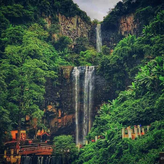 মোতি ঝর্না রয়েছে রাজমহলে।