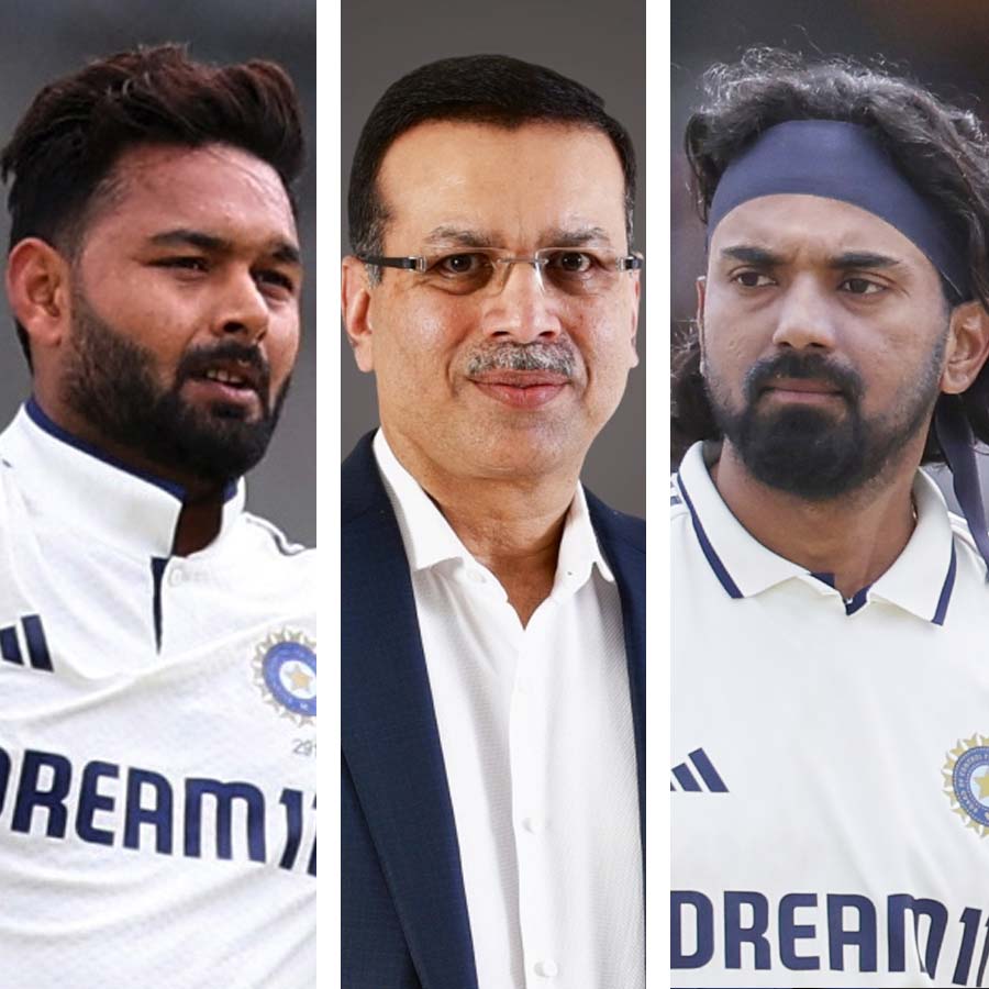 Sanjeev Goenka and KL Rahul with Sanjeev Goenka