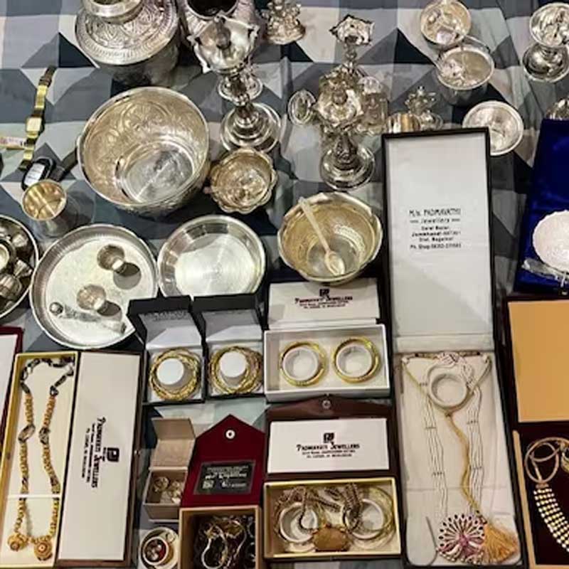 বাজেয়াপ্ত হওয়া গয়না, টাকা। ছবি: সংগৃহীত।