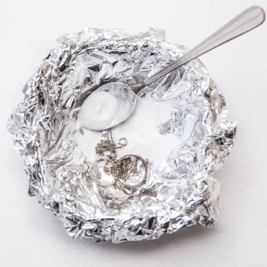  একটি বিশেষ মিশ্রণ বানিয়ে রুপোর গয়না পরিষ্কার করা যায়।