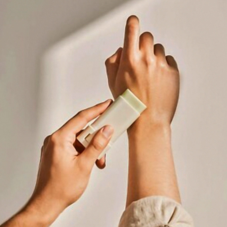 সানস্ক্রিন স্টিক ব্যবহার করা খুব সহজ।