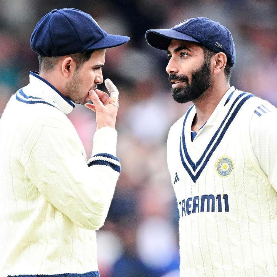 দুই-মেরু: পঞ্চম দিন খেলার ফাঁকে আলোচনা গিল ও বুমরার। মঙ্গলবার। 