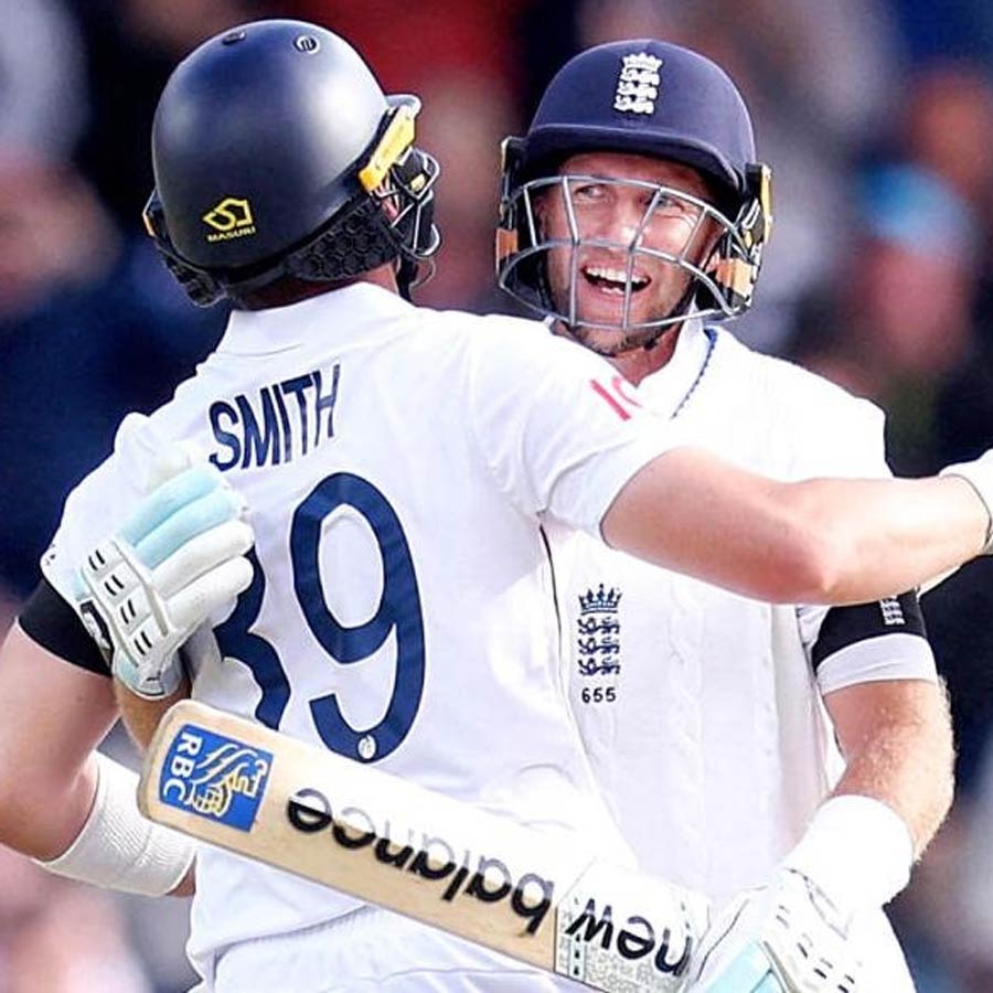 জয়ের পরে স্মিথের সঙ্গে উৎসব রুটের। 