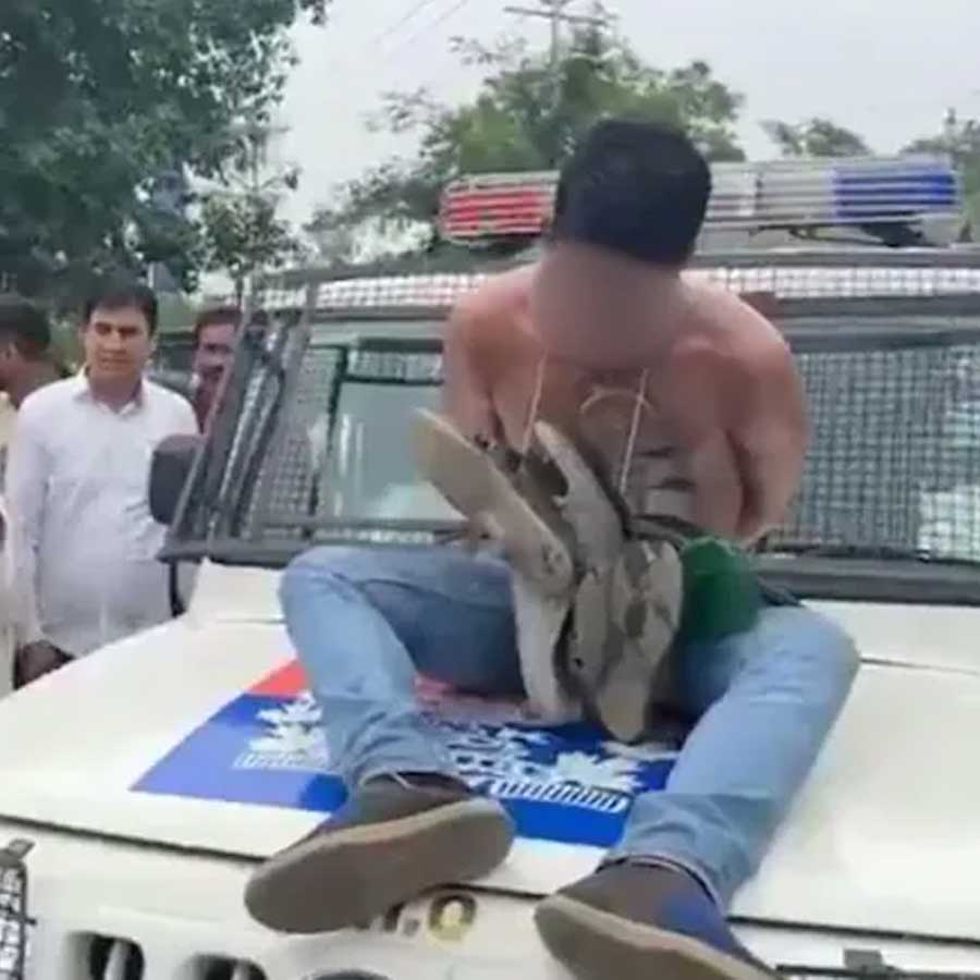 Cops strip thief and garlands him with shoes in Jammu, makes him parade, probe ordered dgtl
