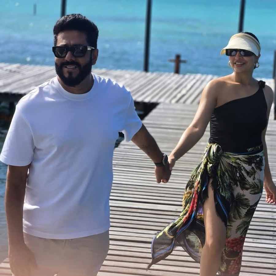 Actress Subhashree Ganguly and Raj Chakraborty got criticized as they are enjoying romatic holiday in Mauritius whiout children dgtl
