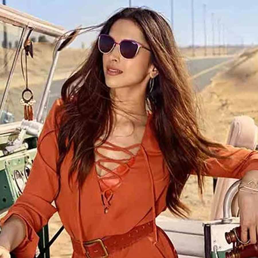 What carries actress Deepika Padukone in time of travelling dgtl