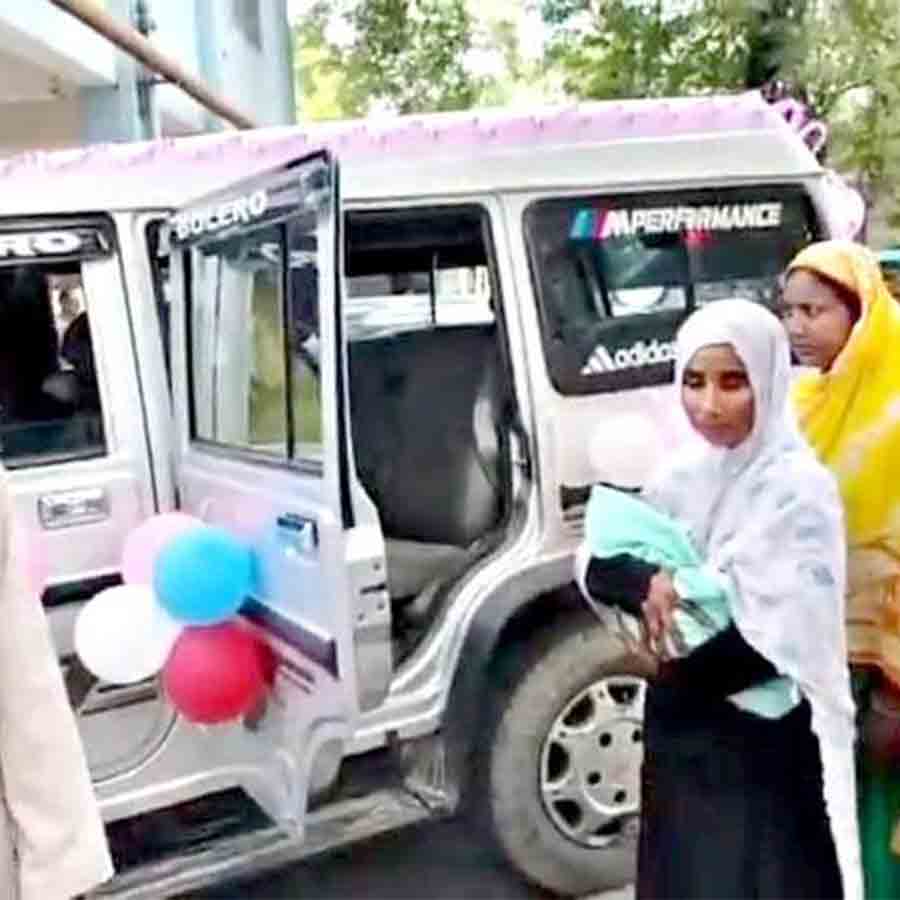 A person fromDinhata brought her new born daughter home in decorated car