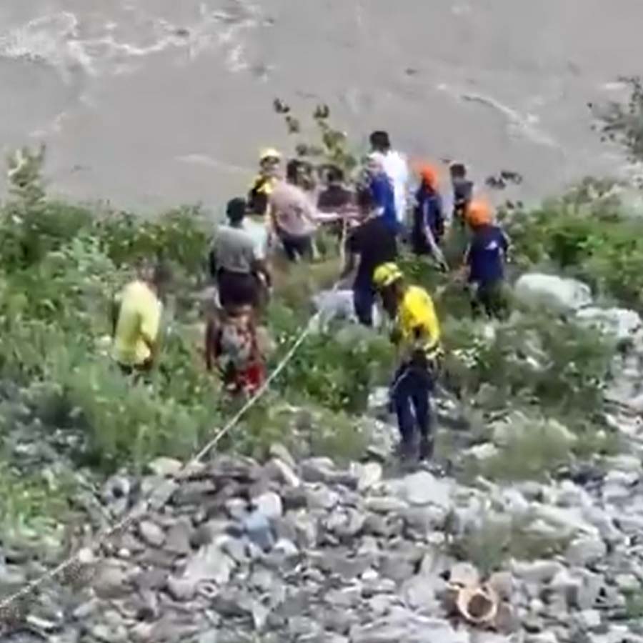 Bus falls in Alaknanda River at Rudraprayag of Uttarakhand dgtl