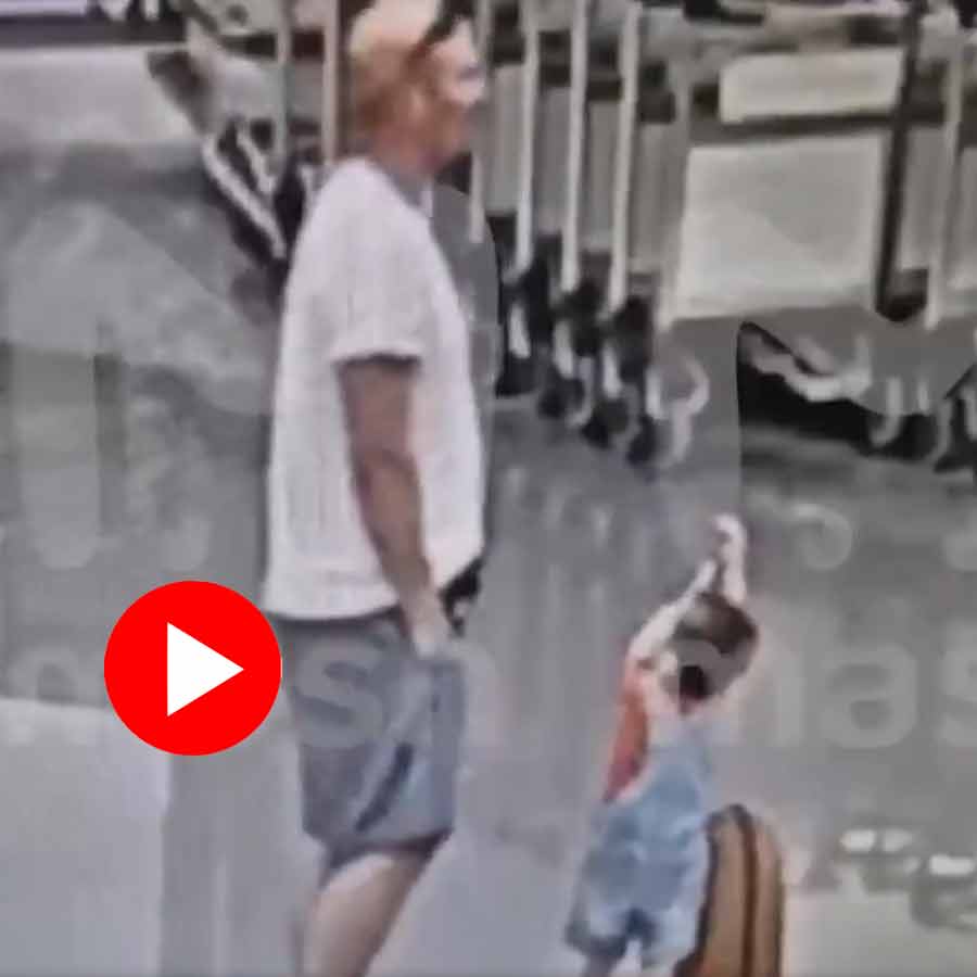 Tourist picked up a one-and-a-half-year-old boy and slammed
