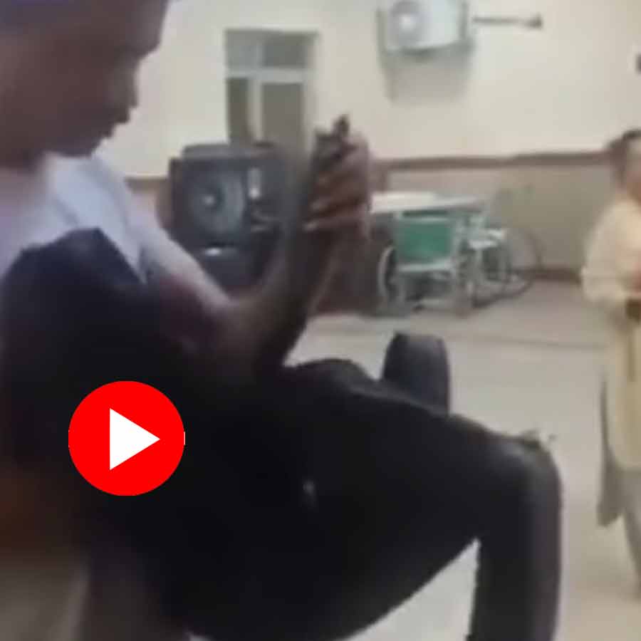 Video shows man reaches Jaipur Hospital with snake after it bites him