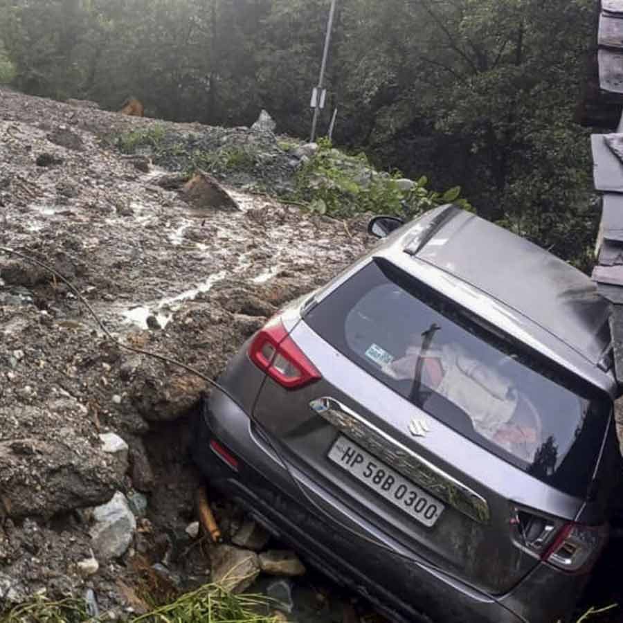 Himachal Pradesh landslides and cloudburst, many tourists stranded dgtl