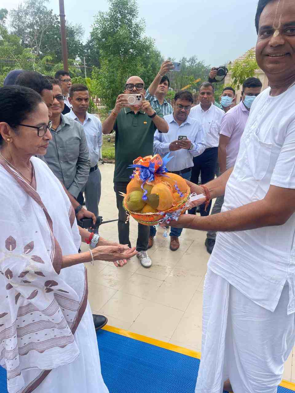 বাড়ির গাছের আম তুলে দিচ্ছেন মুখ্যমন্ত্রী। 