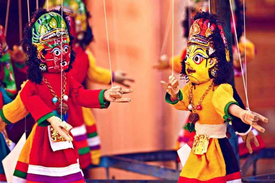 বৈঁচিগ্রামে মেলা উপলক্ষে পুতুল নাচের আসর বসে।