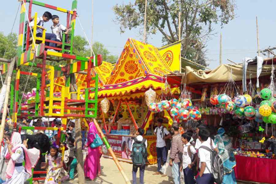 গ্রামীণ পরিবেশে বড় মেলা বসে দশঘড়ায়।