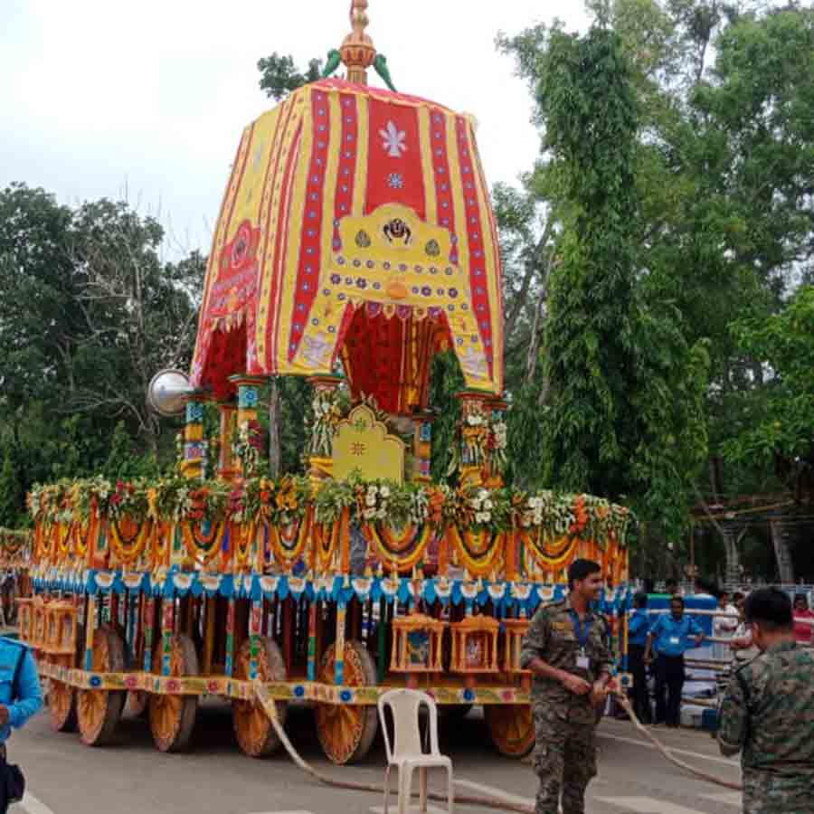 জগন্নাথ মন্দিরের সামনে দাঁড়িয়ে সুসজ্জিত রথ।