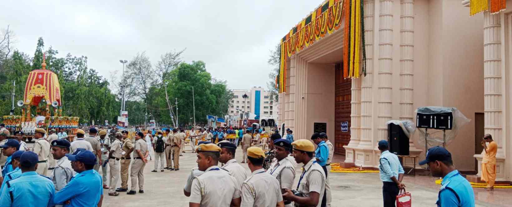 মন্দির চত্বরে কড়া পুলিশি নিরাপত্তা। শুক্রবার সকালে দিঘায়।