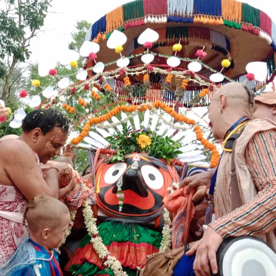 রথে চড়ানো হল জগন্নাথকে। 