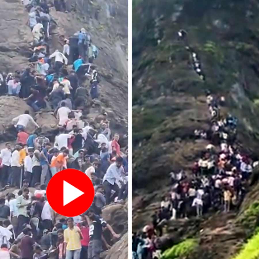 crowd at Harihar Fort in Maharashtra