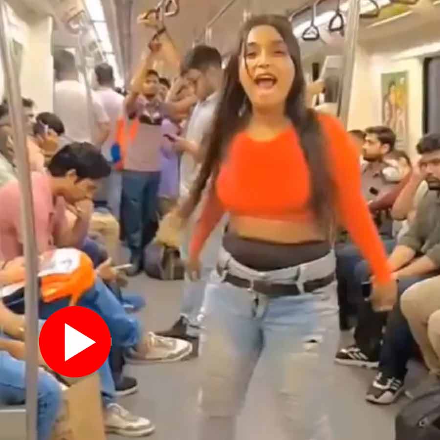 Video shows woman dancing in a bizarre way in the metro, sparks controversy