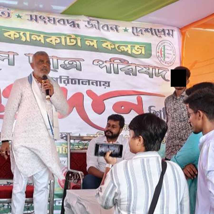 দেবাশিস কুমারের সঙ্গে এক মঞ্চে অভিযুক্ত।