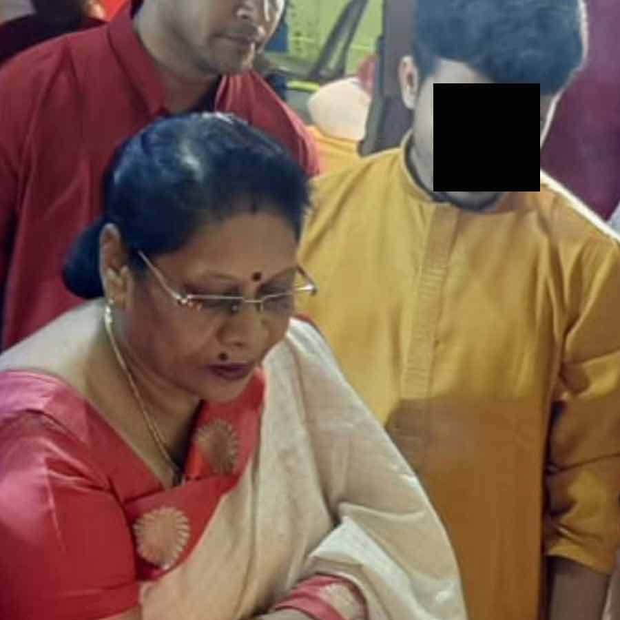 মালা রায়েল সঙ্গে অভিযুক্তের ছবি।