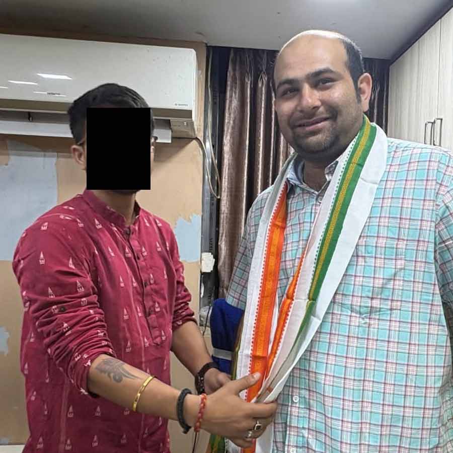 সার্থক বন্দ্যোপাধ্যায়ের সঙ্গে অভিযুক্ত। 