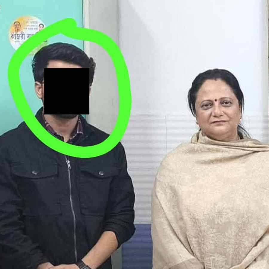 কাজরী বন্দ্যোপাধ্যায়ের সঙ্গে অভিযুক্ত ‘এম’।