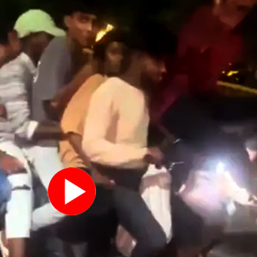 Police arrested 8 boys riding one bike without helmet