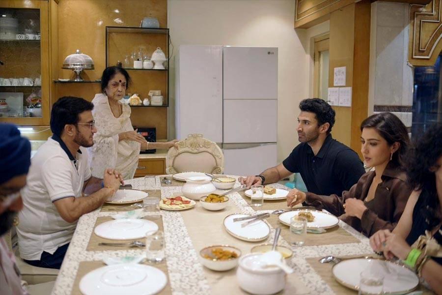 খাওয়ার টেবিলে সৌরভ, আদিত্য, সারা। তদারকিতে নিরূপা গঙ্গোপাধ্যায়।