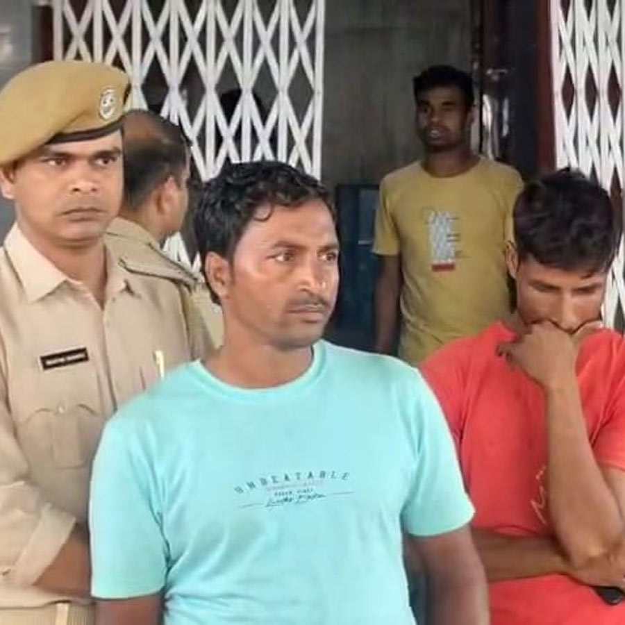 Two youths arrested for carrying fake 500 rupee notes dgtld