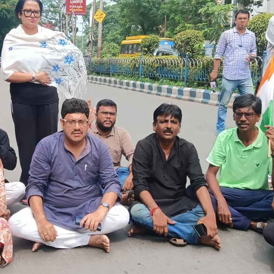 কসবা থানা চত্বরে বিক্ষোভ-অবস্থানে কংগ্রেস।