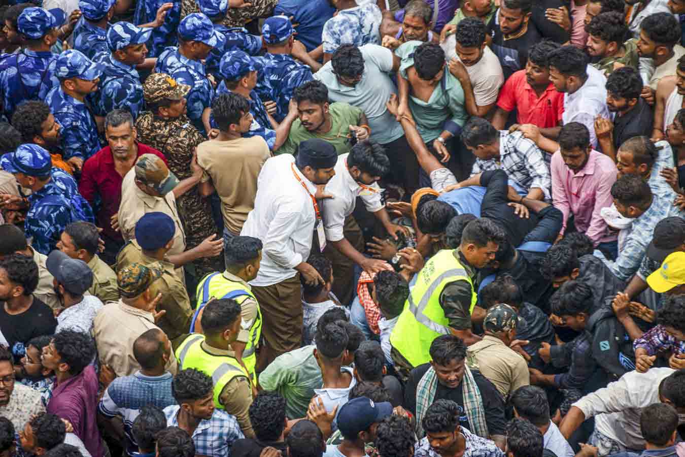 রথের ভিড় সামলাতে পুরীর রাস্তায় নিরাপত্তারক্ষীরা। শুক্রবার। 
