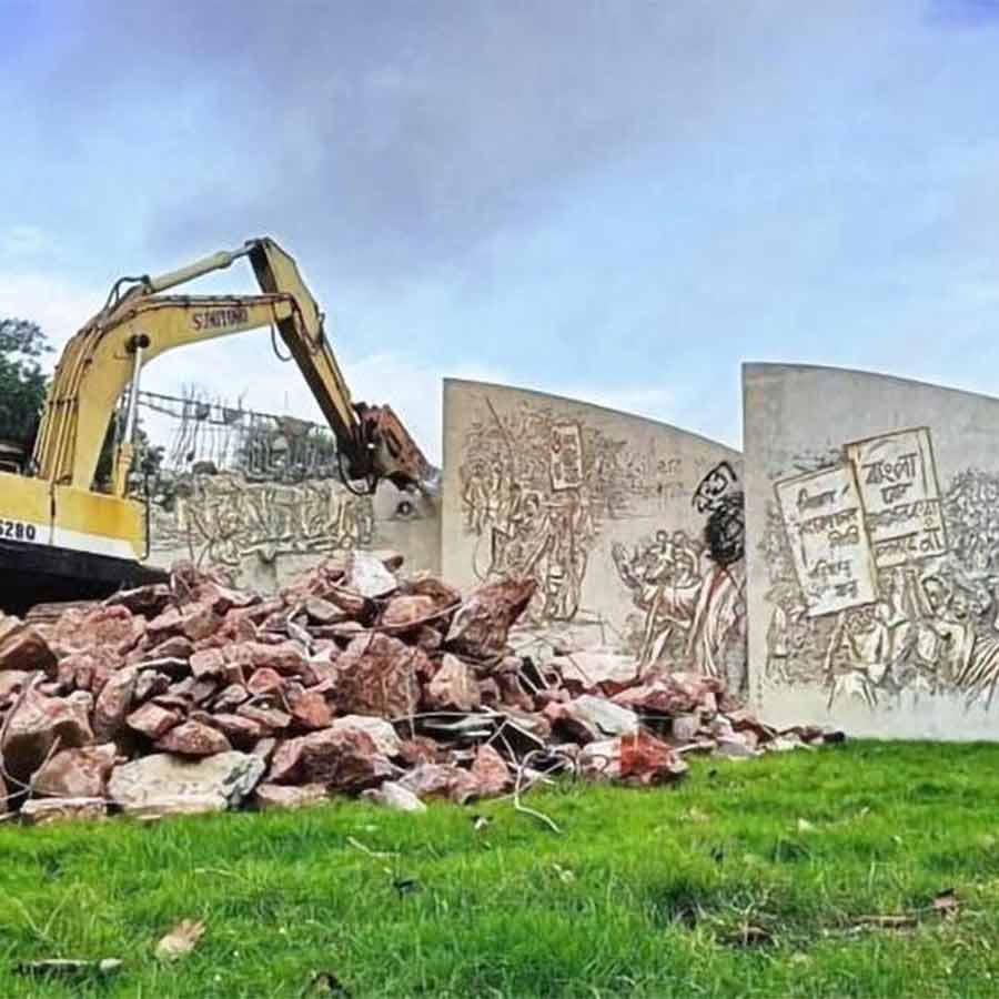 7 walls of 'Mrityunjaya' sculpture demolished in Bangladesh