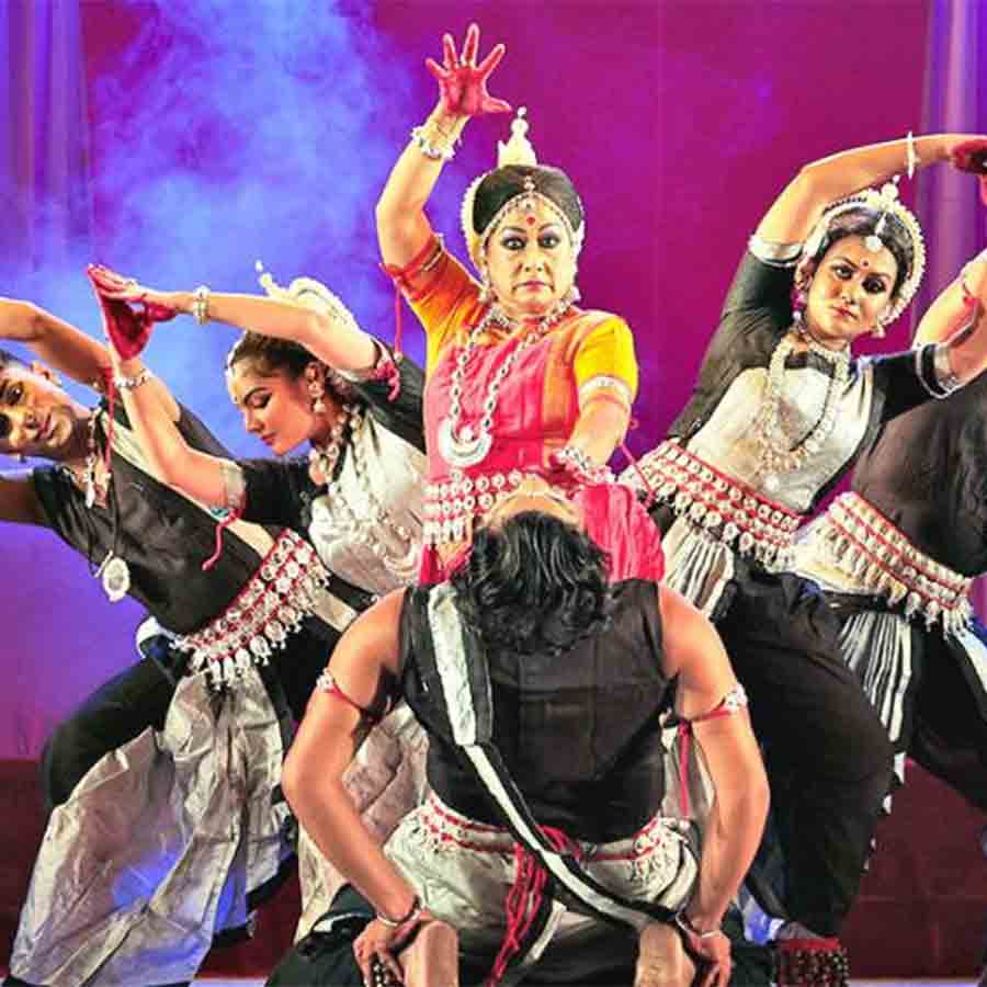 নৃত্য পরিবেশনায় শিল্পীরা