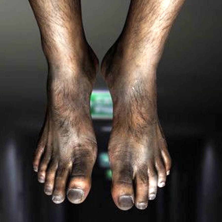 শৌচাগারের ভিতর একপাটি জুতো কোথা থেকে এল, তা বুঝতে শৌচাগারের বাইরে ট্যাঙ্কের সামনে পৌঁছোন ইউমি। শিক্ষিকা দেখেন যে, ট্যাঙ্কের মুখ থেকে একজোড়া পা ঝুলছে। কোনও পায়েই জুতো নেই। সঙ্গে সঙ্গে পুলিশে খবর দেন ইউমি।