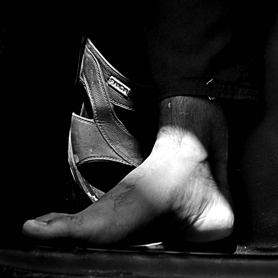 খবর পেয়ে ঘটনাস্থলে পৌঁছোয় পুলিশ। ট্যাঙ্কের ভিতর যে কারও মৃতদেহ আটকে রয়েছে তা বুঝতে পারে পুলিশ। কিন্তু এত সরু পাইপের মুখ দিয়ে কী করে মানুষ গলে যায় তা নিয়ে সন্দেহ জাগে পুলিশের।