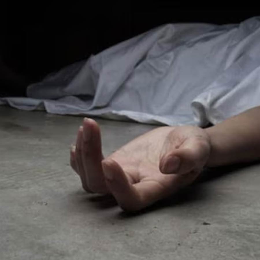 ট্যাঙ্কের পাইপের মুখ ছিল ৩৬ সেন্টিমিটার চওড়া। পাইপটি না কেটে কোনও মতেই সেই মৃতদেহ উদ্ধার করা সম্ভব নয় বলে জানায় পুলিশ। ঘণ্টাখানেকের চেষ্টার পর এক তরুণের অর্ধনগ্ন মৃতদেহ উদ্ধার করা হয় পাইপের ভিতর থেকে। পাইপের ভিতর তরুণের দেহ মুড়ে ছিল। একটি কোট খুব সুন্দর করে ভাঁজ করে তরুণের বুকের কাছে রাখা ছিল।